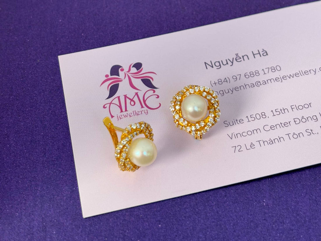 Bông tai Vàng Ngọc Trai trắng White Freshwater Cultured Pearl English Lock Earrings 14K Yellow Gold by AME Jewellery