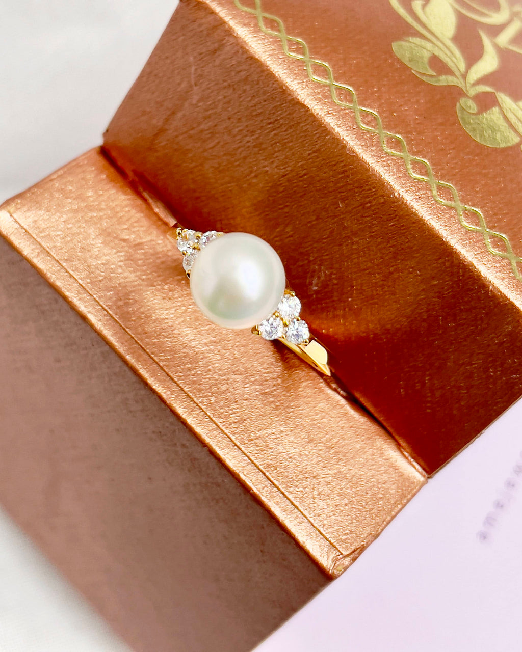 Nhẫn nữ Vàng Ngọc trai trắng White Freshwater Pearl Side-stone Ring in 14K Yellow Gold by AME Jewellery