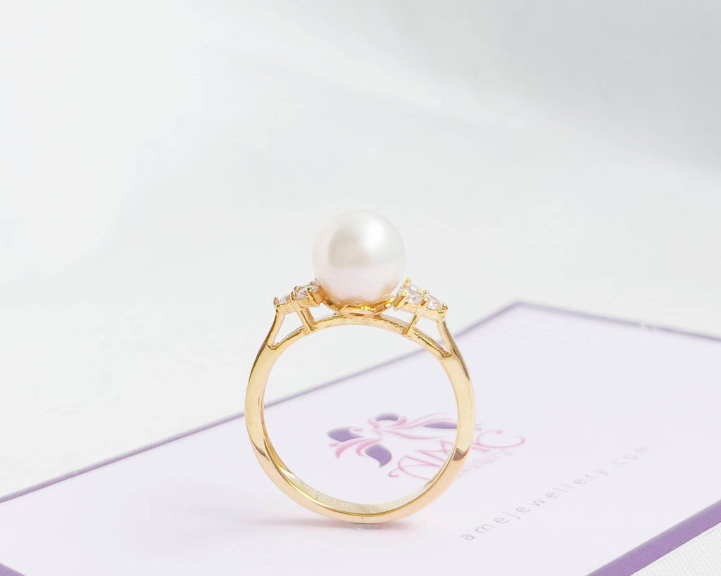 Nhẫn nữ Vàng Ngọc trai trắng White Freshwater Pearl Side-stone Ring in 14K Yellow Gold by AME Jewellery