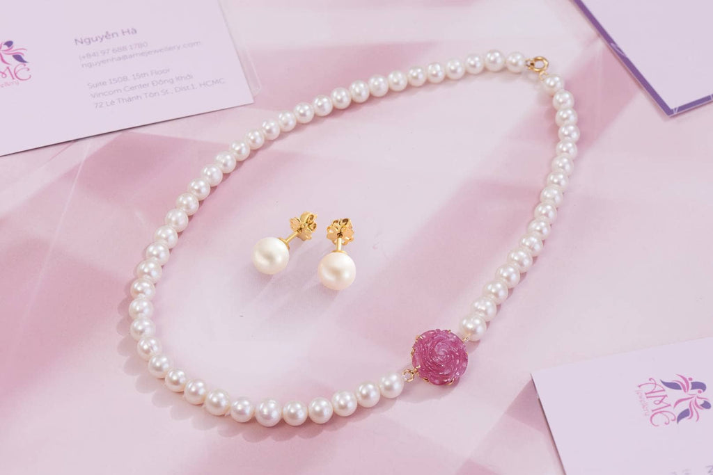 Vòng đeo cổ Chuỗi Ngọc trai nuôi nước ngọt trắng Ruby hoa hồng và Bông tai Vàng 14K Ngọc trai | AME Jewellery.