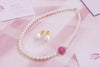 Vòng đeo cổ Chuỗi Ngọc trai nuôi nước ngọt trắng Ruby hoa hồng và Bông tai Vàng 14K Ngọc trai | AME Jewellery.