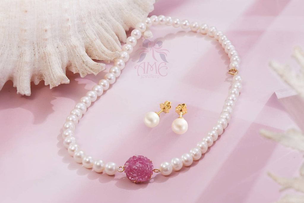 Vòng đeo cổ Chuỗi Ngọc trai nuôi nước ngọt trắng Ruby hoa hồng và Bông tai Vàng 14K Ngọc trai | AME Jewellery.