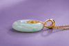 Pendentif “Bi” en jadéite Birmanie avec pièce porte-bonheur en or jaune 14K - AME Jewellery