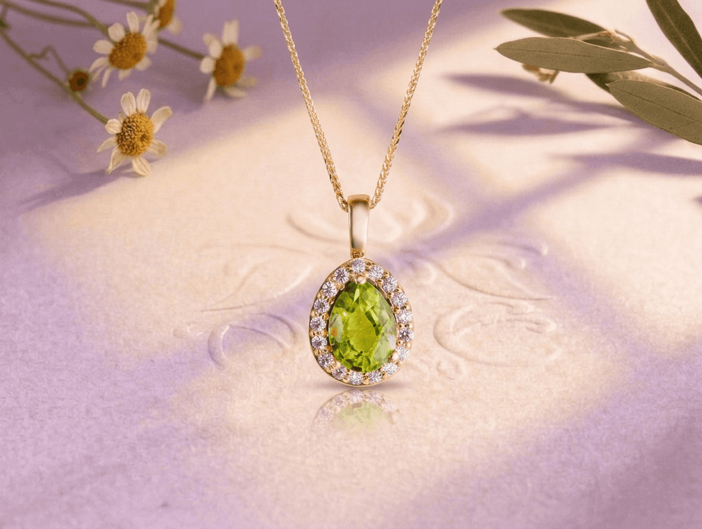 Collier pendentif halo en or jaune 14K avec péridot naturel taille poire par AME Jewellery
