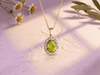 Collier pendentif halo en or jaune 14K avec péridot naturel taille poire par AME Jewellery