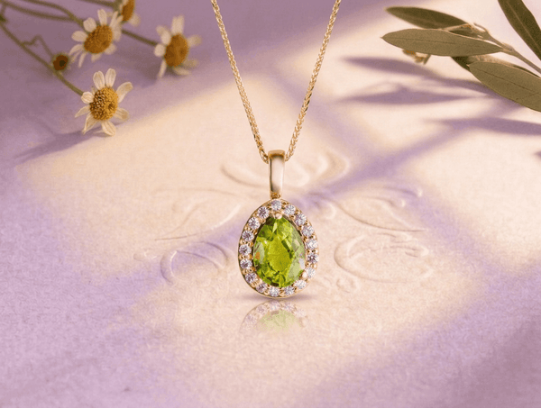 Collier pendentif halo en or jaune 14K avec péridot naturel taille poire par AME Jewellery