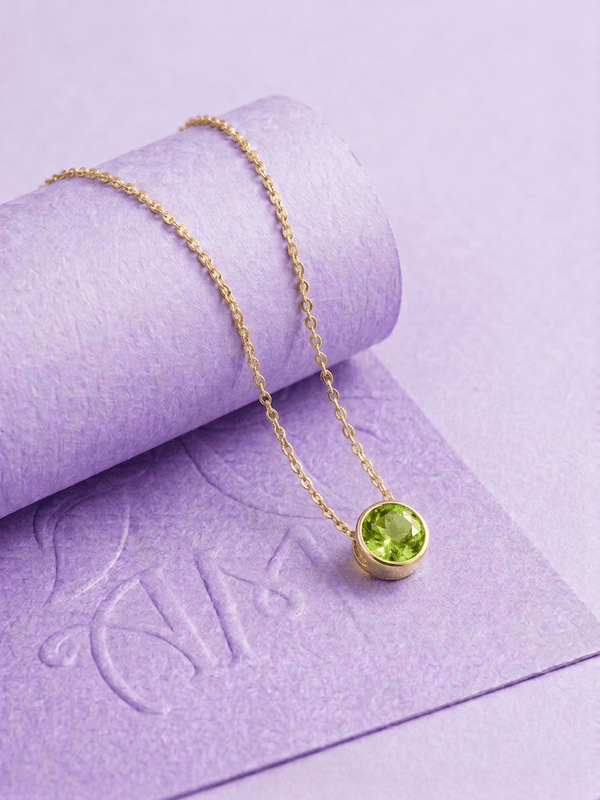 Collier pendentif solitaire en or jaune 14 carats avec péridot naturel par AME Jewellery.