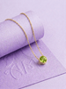 Collier pendentif solitaire en or jaune 14 carats avec péridot naturel par AME Jewellery.
