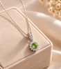 Pendentif halo en argent sterling avec péridot  - AME Jewellery