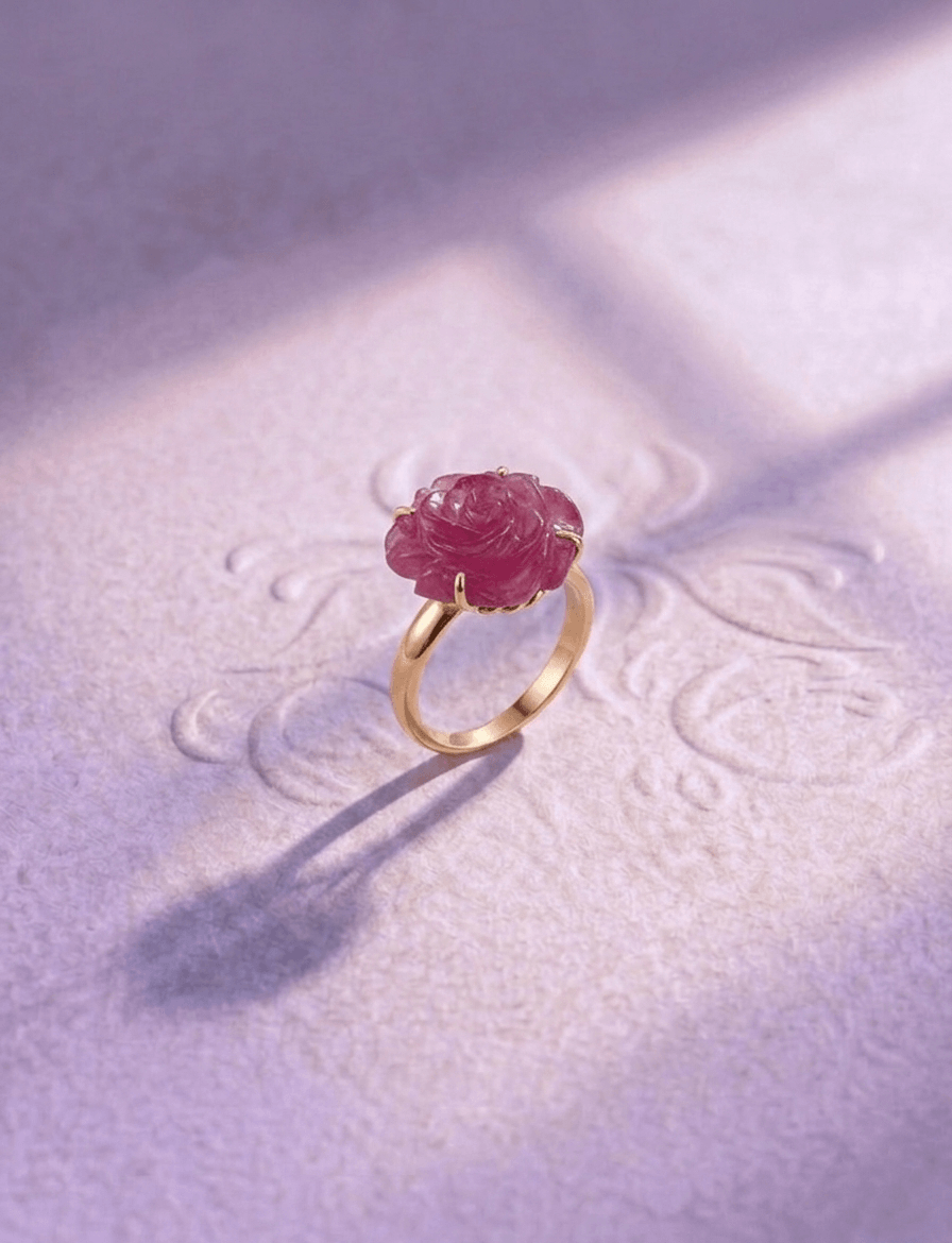 Bague en or jaune 14 carats avec rubis sculpté à la main rosé fleur par AME Jewellery