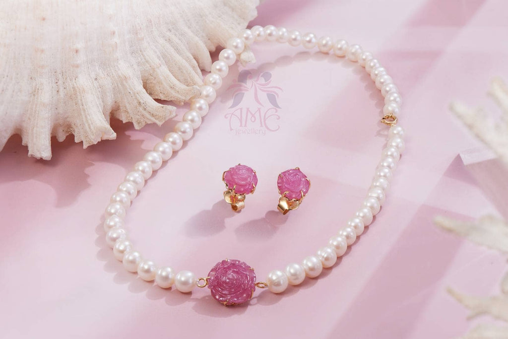 Bộ Trang sức Vàng 14K Bông tai Đá quý tự nhiên Ruby chạm khắc đoá Hoa Hồng và Vòng đeo cổ Chuỗi Ngọc trai nuôi nước ngọt trắng | AME Jewellery