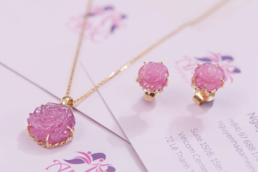 Bộ Trang sức Vàng 14K Hoa hồng Đá quý tự nhiên Ruby Carved Rose Flower Jewelry Set in 14K Yellow Gold by AME Jewellery