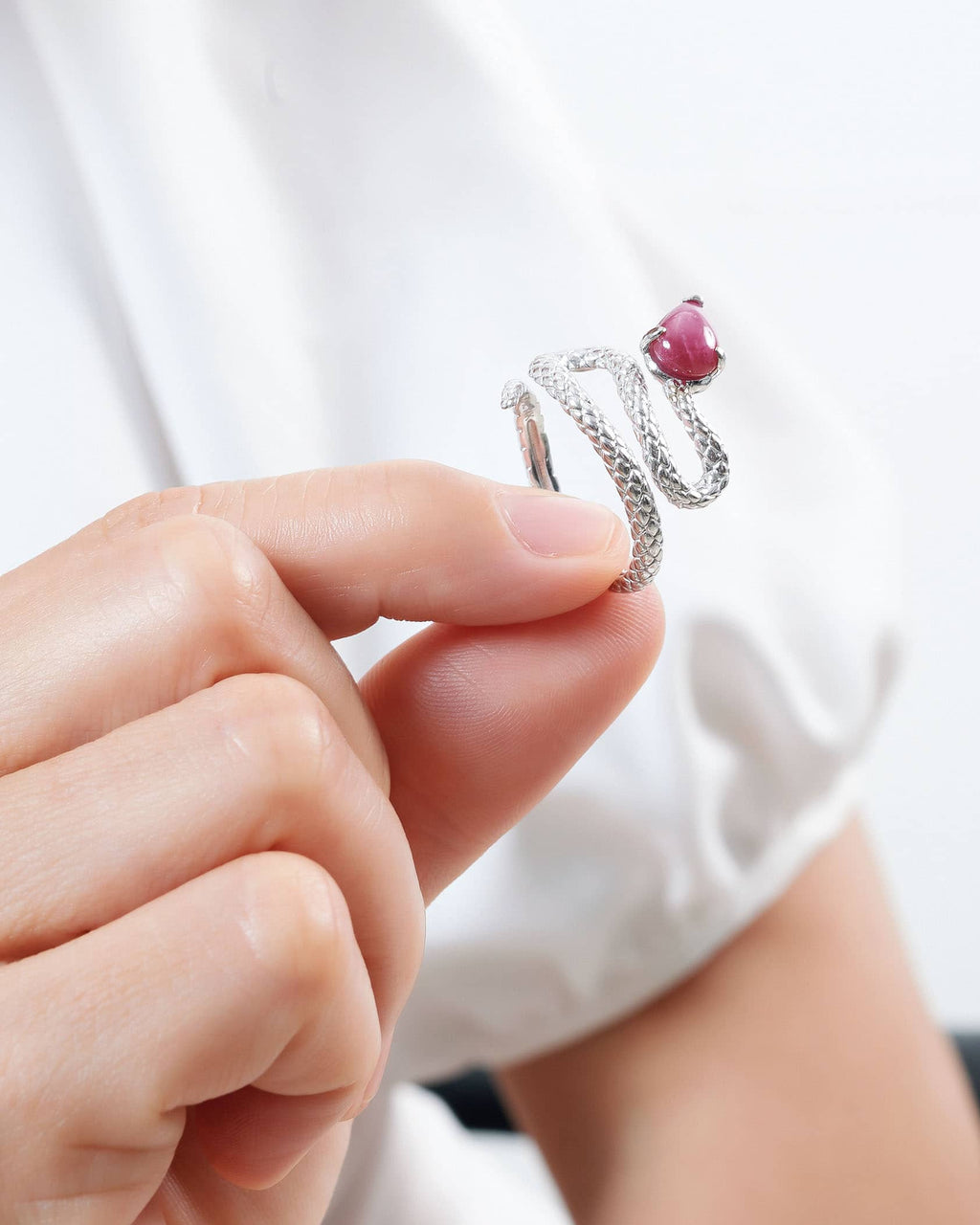 Nhẫn Rắn Nữ Vàng trắng Đá quý tự nhiên Pear Cabochon Star Ruby Snake Ring in 14K White Gold | AME Jewellery