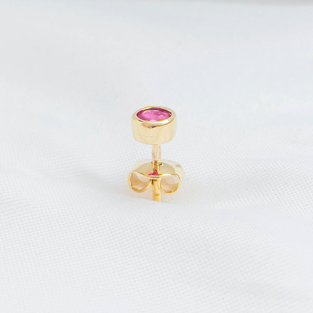 Khuyên tai Nam Vàng Đá quý thiên nhiên Ruby Bezel Men's Earring in 14K Yellow Gold by AME Jewellery