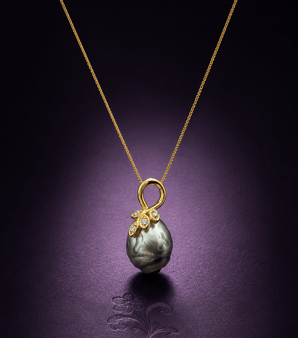 Pendentif feuille en Or jaune 14K avec Perle de Tahiti sculptée - AME Jewellery