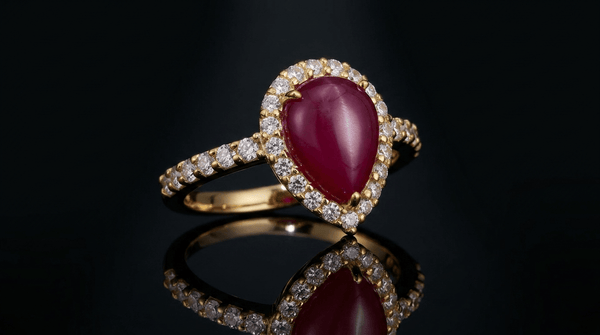 Bague en or jaune 14K avec rubis cabochon poire - AME Jewellery