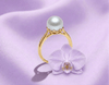 Bague en or jaune 14 carats avec perle de culture d'eau douce blanche par AME Jewellery