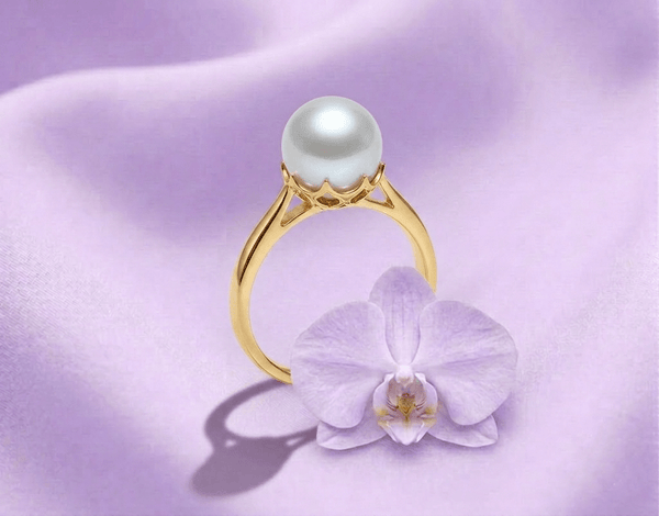 Bague en or jaune 14 carats avec perle de culture d'eau douce blanche par AME Jewellery
