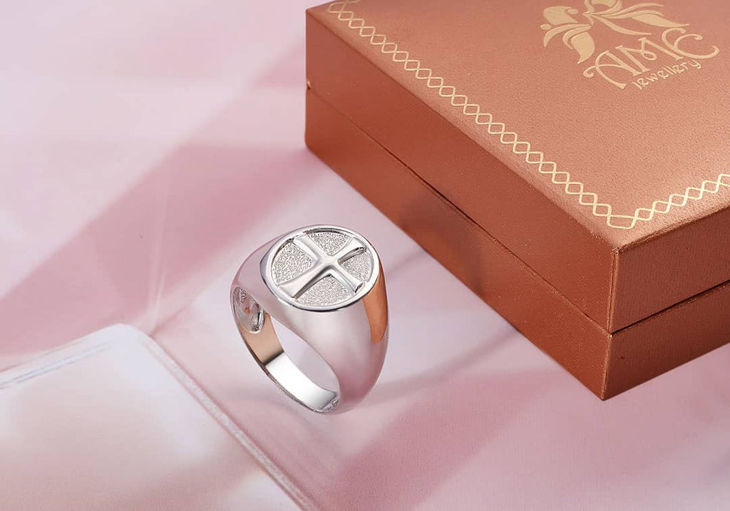 Bague chevalière ovale droite et croix pour homme en argent sterling par AME Jewellery.
