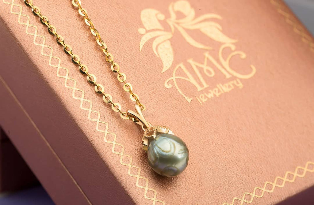 Mặt dây chuyền Vàng Ngọc trai Biển Tahiti chạm khắc Carved Tahitian Cultured Pearl Pendantin 14K Yellow Gold by AME Jewellery