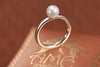 Bague classique en argent sterling avec perle de culture d'eau douce blanche de 6,5 mm par AME Jewellery 
