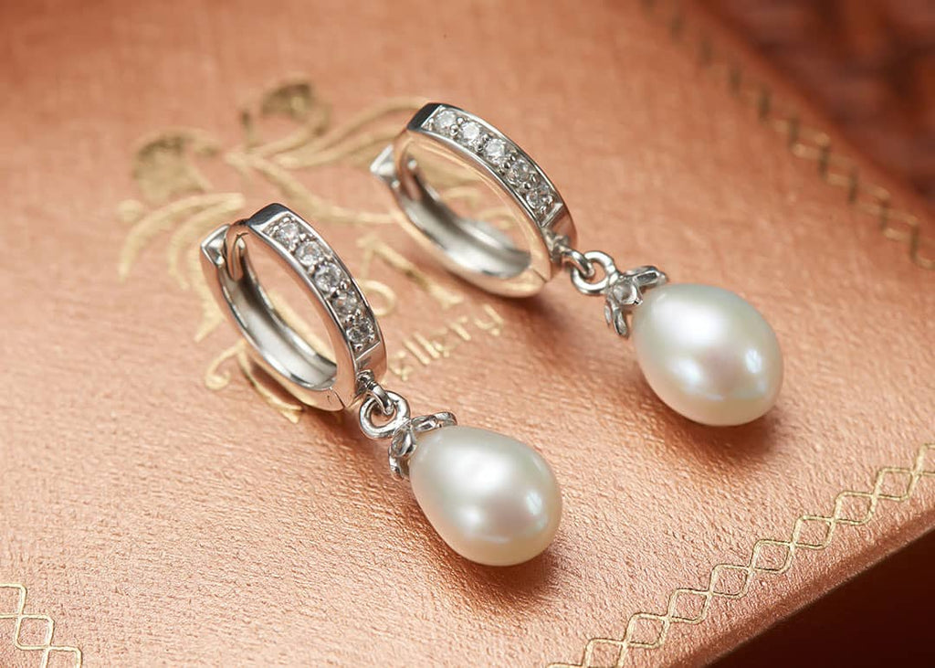 Bông tai Ngọc trai nuôi nước ngọt trắng White Freshwater Pearl Huggie hoop Earrings by AME Jewellery