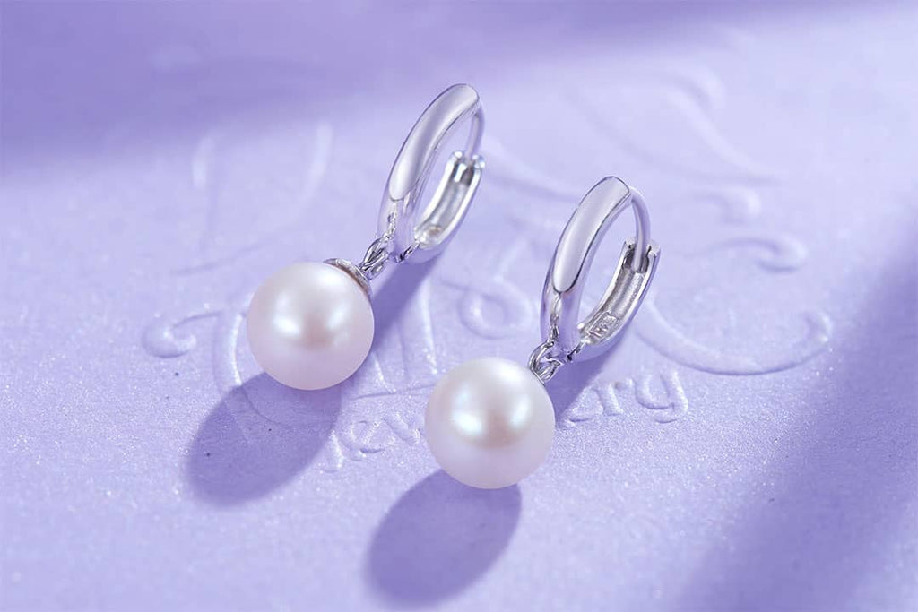 Bông tai huggie hoop Ngọc trai nước ngọt trắng Pearl Earrings | AME Jewellery
