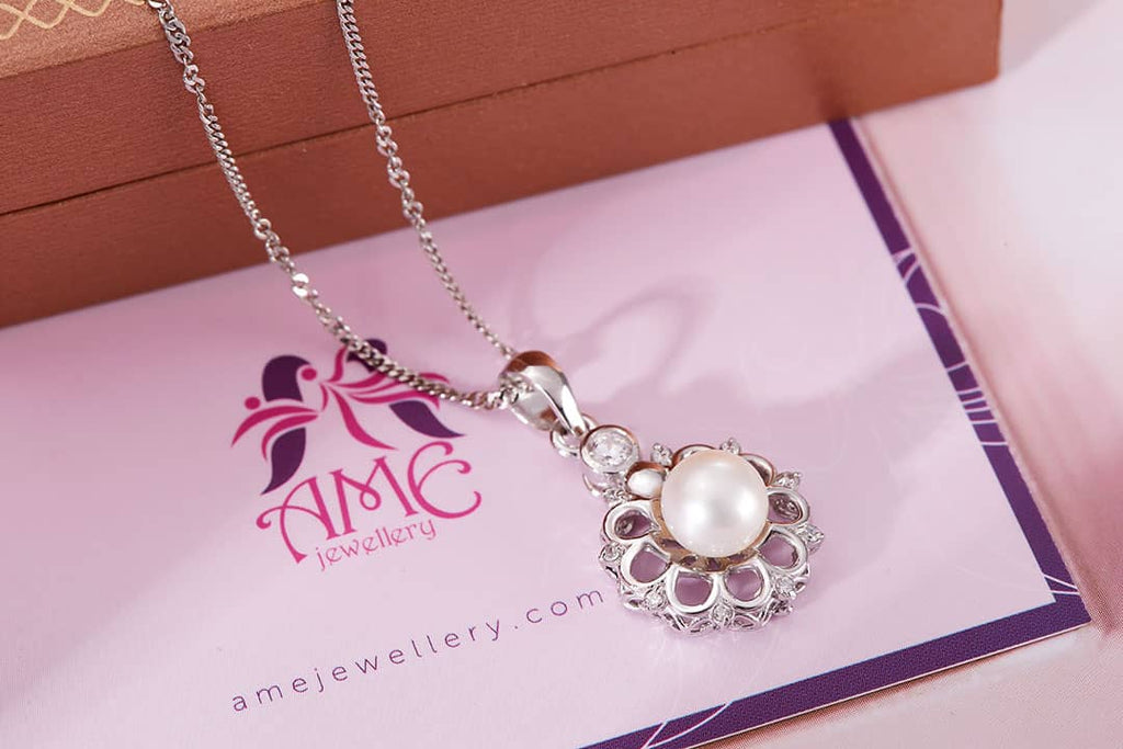 Mặt dây chuyền Hoa Ngọc trai trắng White Pearl Flower Pendant Necklace by AME Jewellery
