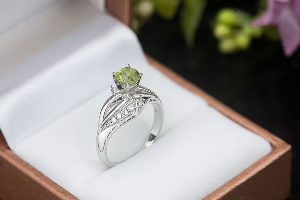 Nhẫn nữ Đá quý thiên nhiên Peridot Split shank Ring in Sterling Silver by AME Jewellery