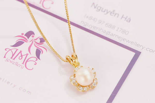 Mặt dây Hoa Vàng 14K Ngọc trai White Freshwater Pearl Gold Flower Pendant | AME Jewellery