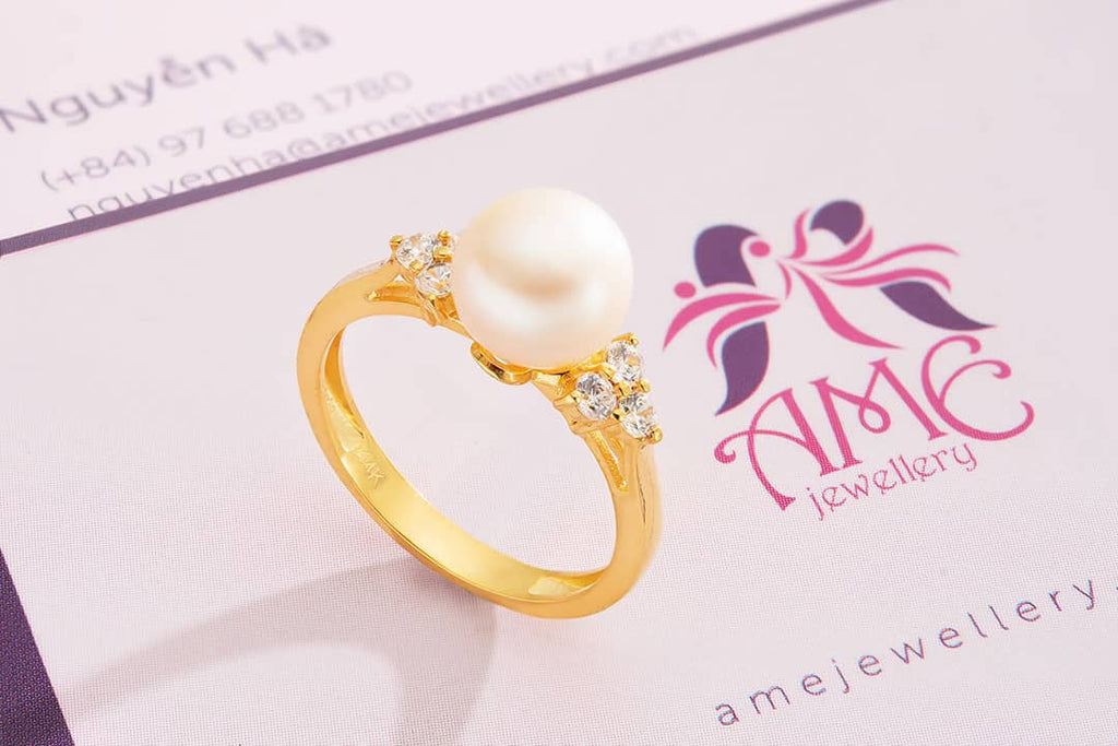 Nhẫn nữ Vàng Ngọc trai trắng White Freshwater Pearl Side-stone Ring in 14K Yellow Gold by AME Jewellery