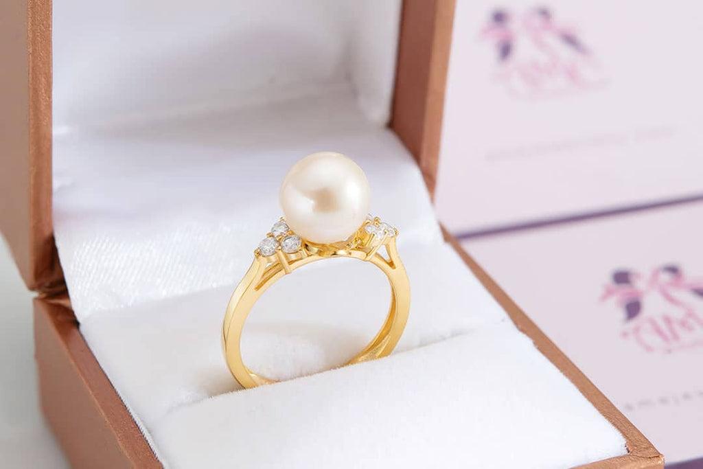 Nhẫn nữ Vàng Ngọc trai trắng White Freshwater Pearl Side-stone Ring in 14K Yellow Gold by AME Jewellery