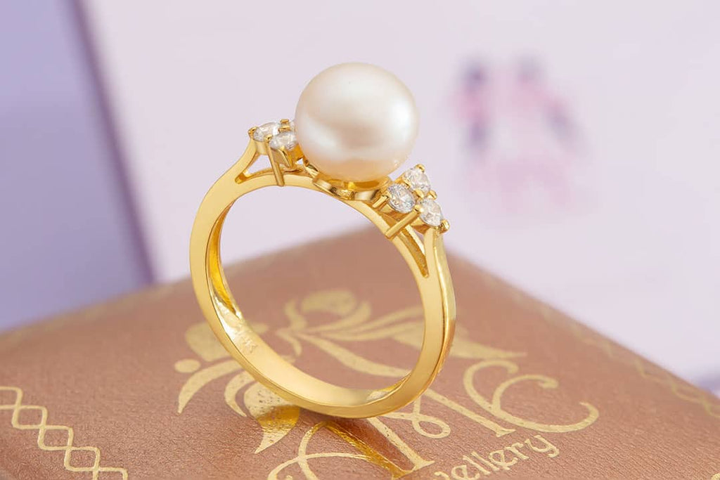 Nhẫn nữ Vàng Ngọc trai trắng White Freshwater Pearl Side-stone Ring in 14K Yellow Gold by AME Jewellery