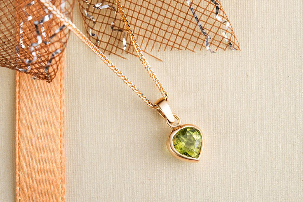 Mặt dây chuyền Vàng Đá quý thiên nhiên Heart-cut Peridot Bezel Pendant Necklace in 14K Yellow Gond by AME Jewellery