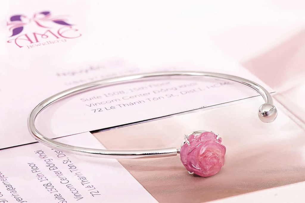 Vòng tay Vàng trắng Hoa hồng Đá quý tự nhiên Ruby Carved Rose Flower Open Bangle in 10K White Gold by AME Jewellery