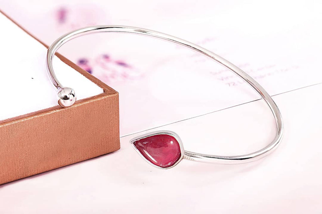 Vòng tay Vàng trắng Đá quý tự nhiên Pear-shaped Cabochon Ruby White Gold Bangle | AME Jewellery