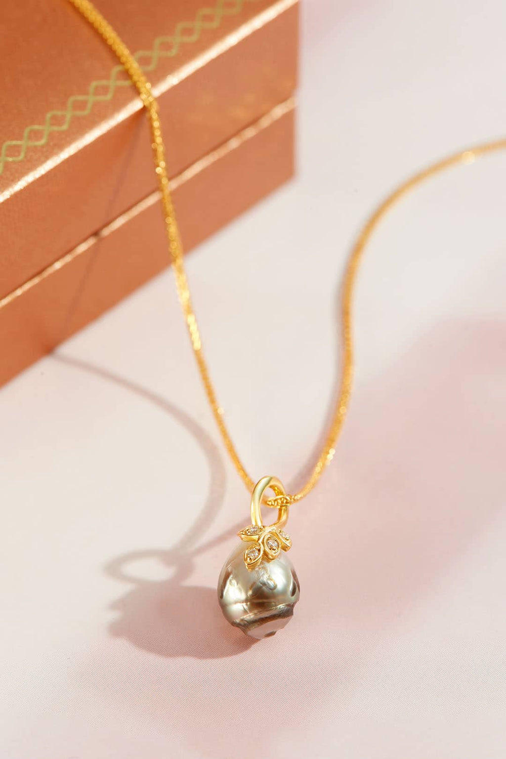 Mặt dây chuyền Vàng Ngọc trai Biển Tahiti chạm khắc Carved Tahitian Cultured Pearl Leaf Pendantin 14K Yellow Gold by AME Jewellery