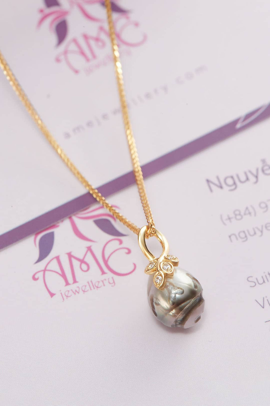 Mặt dây chuyền Vàng Ngọc trai Biển Tahiti chạm khắc Carved Tahitian Cultured Pearl Leaf Pendantin 14K Yellow Gold by AME Jewellery