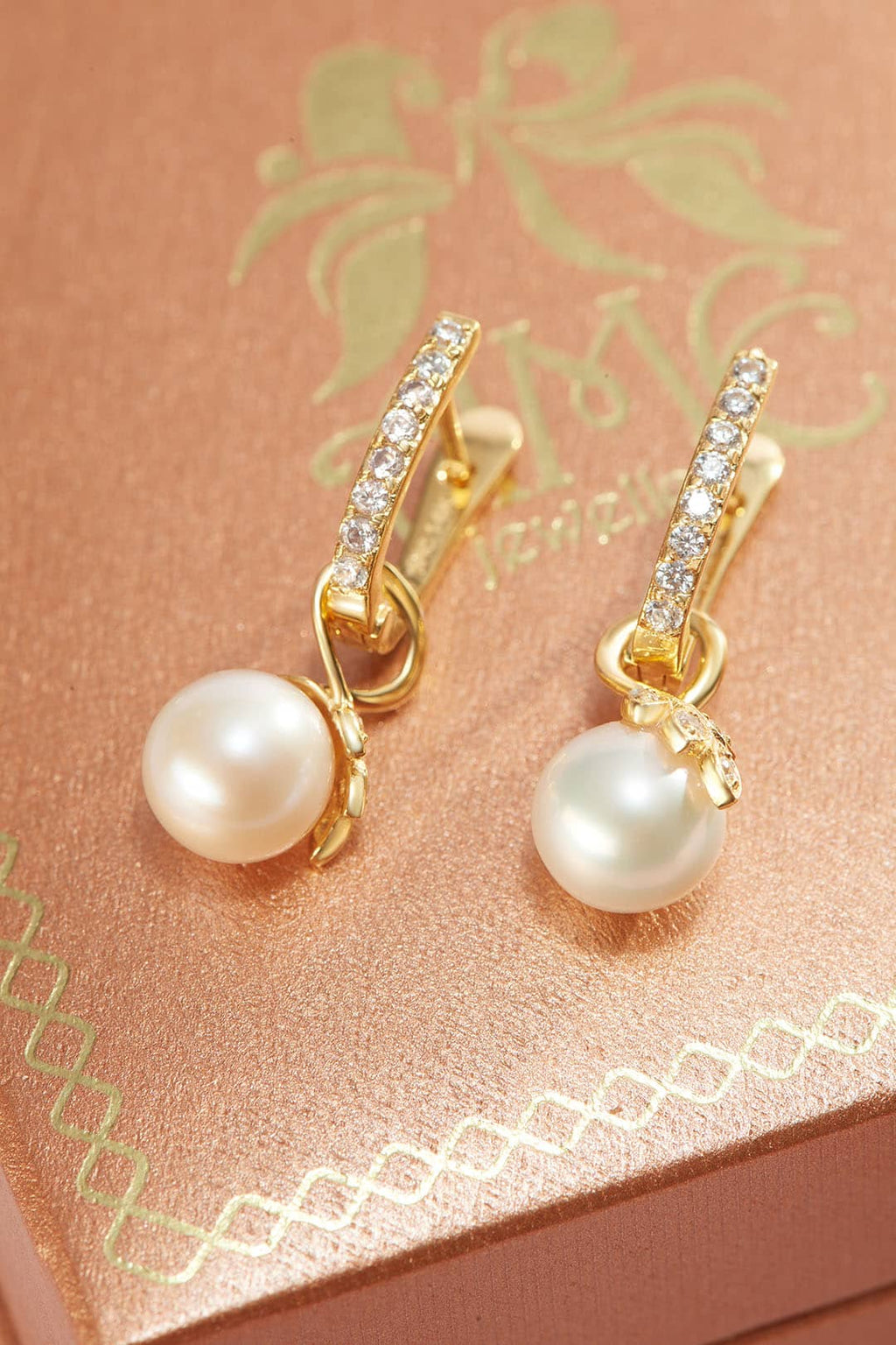 Bông tai Vàng Ngọc trai White Freshwater Cultured Pearl Leaf Latch Back Earrings in 14K Yellow Gold | AME Jewellery