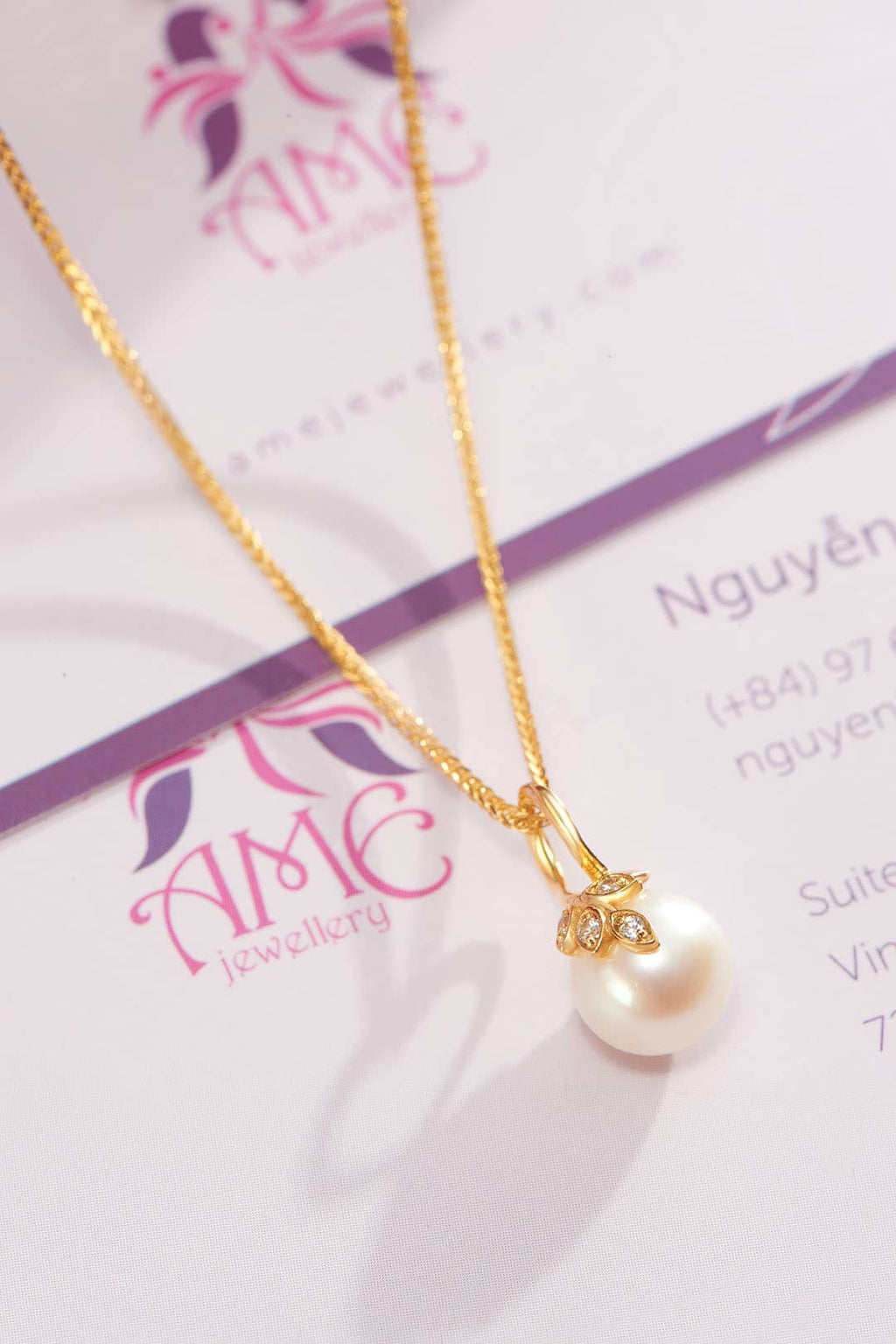 Mặt dây Vàng Ngọc trai White Freshwater Pearl Leaf Pendantin 14K Yellow Gold | AME Jewellery