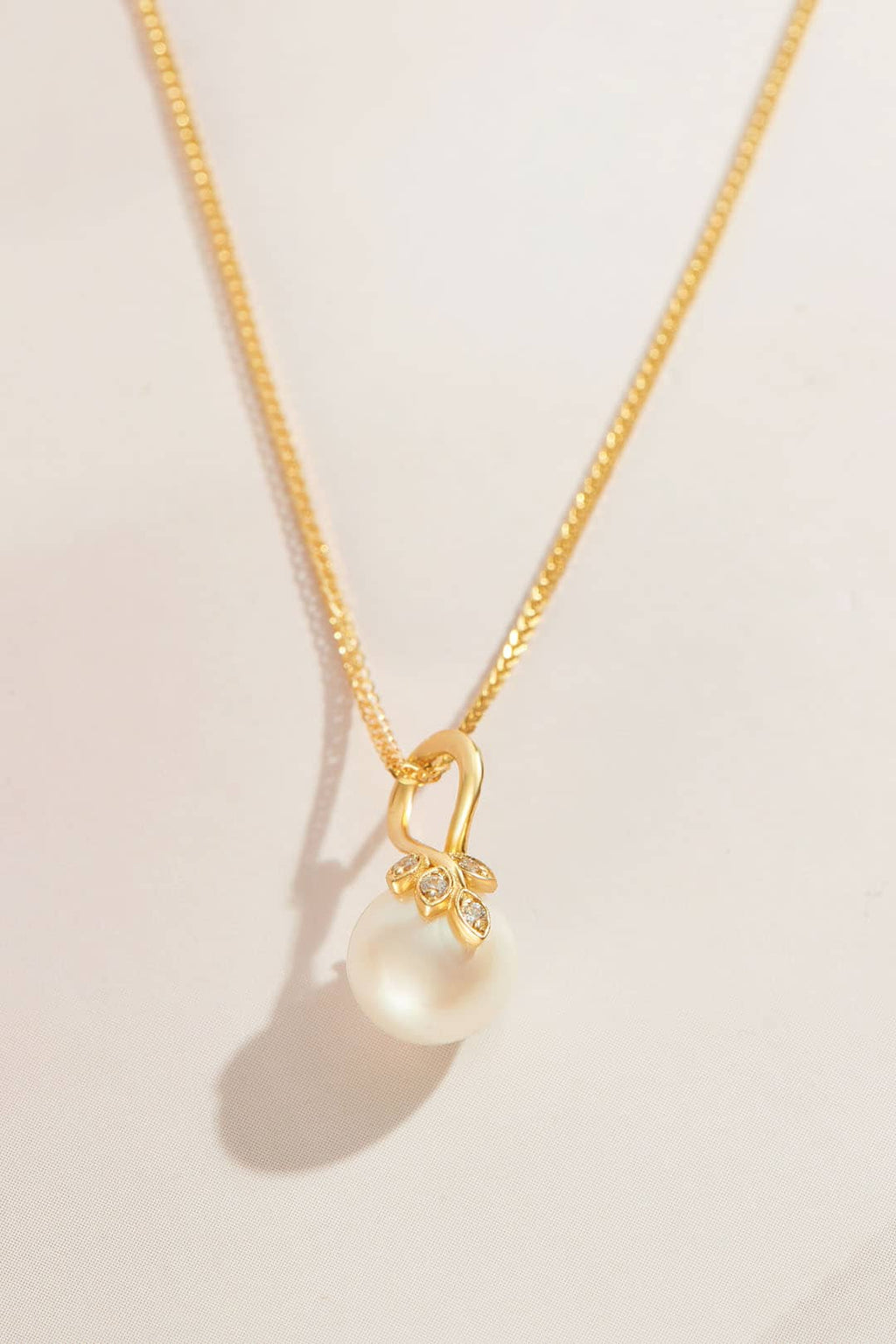 Mặt dây Vàng Ngọc trai White Freshwater Pearl Leaf Pendantin 14K Yellow Gold | AME Jewellery