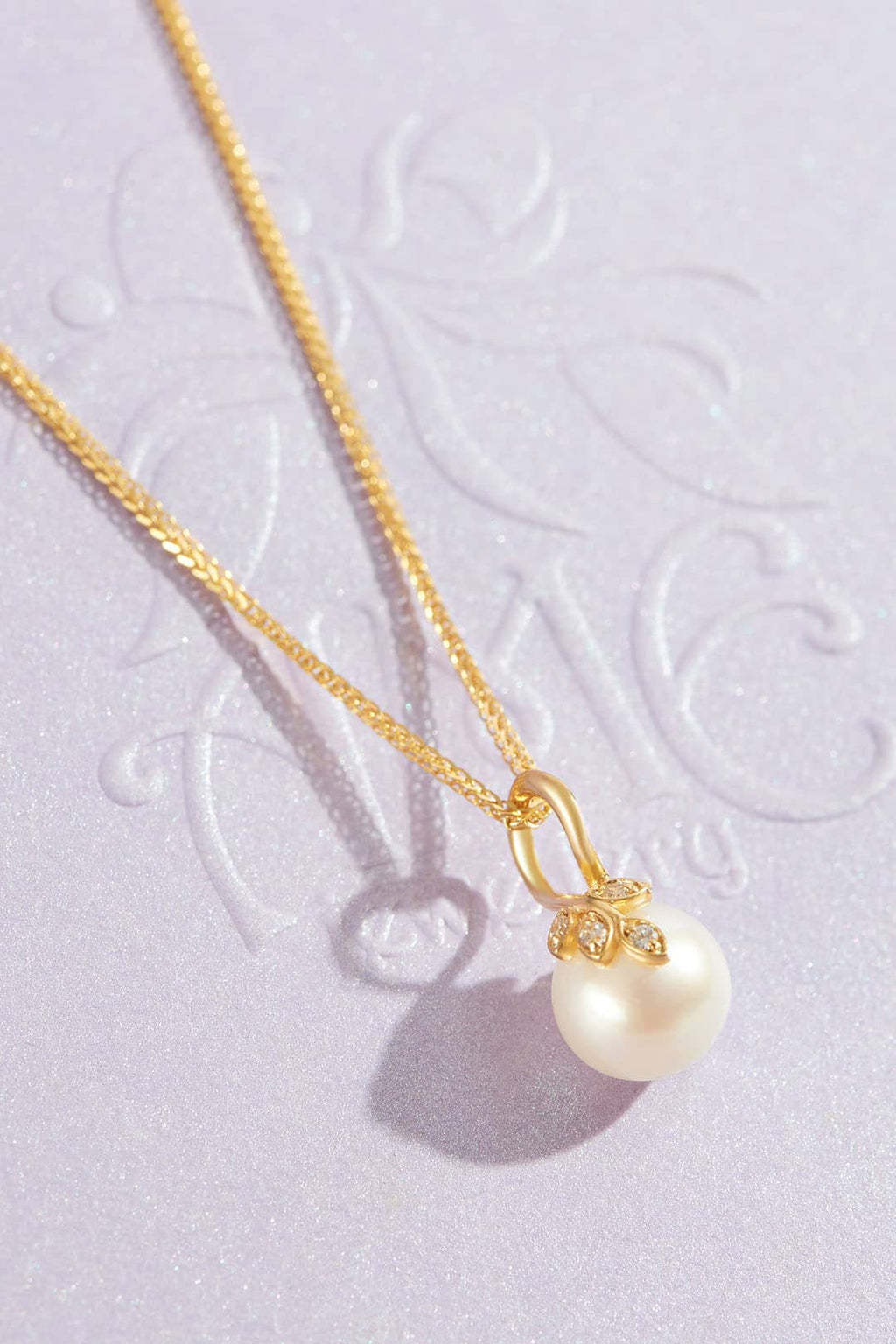 Mặt dây Vàng Ngọc trai White Freshwater Pearl Leaf Pendantin 14K Yellow Gold | AME Jewellery